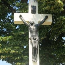 Kříž na rozcestí ulic Šípková a Školní v Dolínku