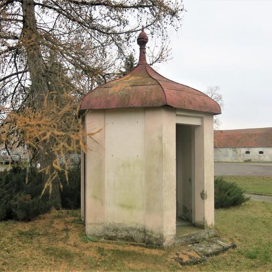 Kaplička na návsi v Rejšicích