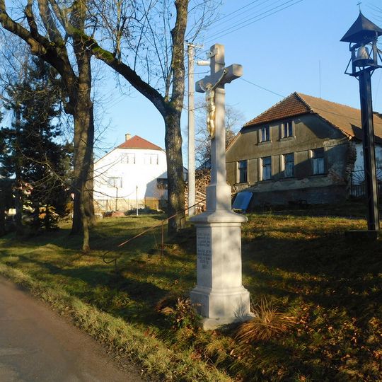 Kříž na návsi v Kameničce