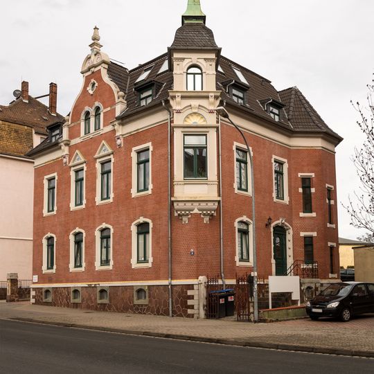 Mietvilla und Einfriedung in offener Bebauung Bahnhofstraße 39