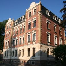 Mietshaus in offener Bebauung mit Einfriedung