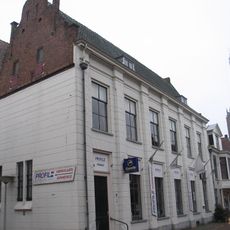 Huis ter breedte van zes vakken