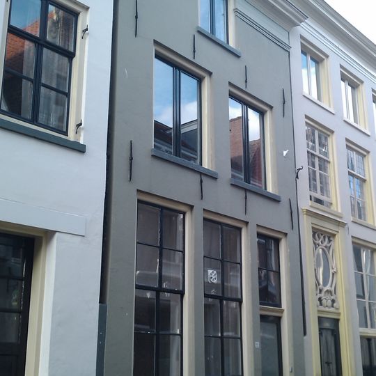 Onderkelderd huis met gepleisterde lijstgevel