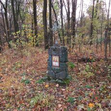 Kříž západně od Zvole v lesíku