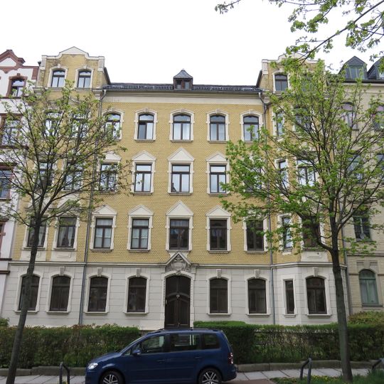 Mietshaus in geschlossener Bebauung mit Vorgarten Weststraße 62
