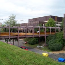 Západní lávka přes obslužnou komunikaci v depu Hostivař