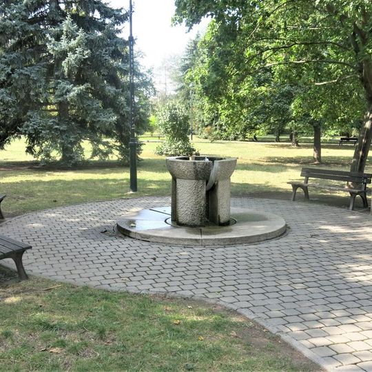 Kašna v parku za školou v Dolních Měcholupech