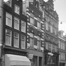 Winkelwoonhuis