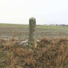 Milník u polní cesty západně od Račiněvsi