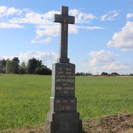 Kříž u cesty jižně od Čikova