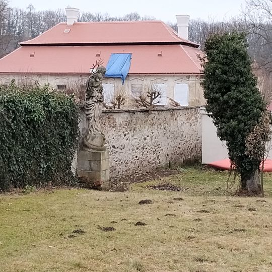 Socha na zdi klášterní zahrady v Želivi