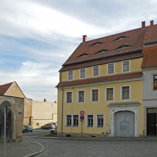 Wohnhaus in ehemals geschlossener Bebauung und angebautes Nebengebäude Am Markt 6