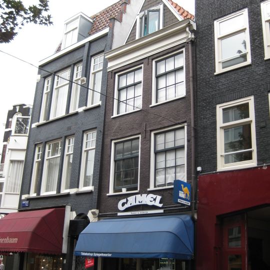 Huis waarvan de latere gevel wordt afgesloten door een rechte lijst waarboven een groot dakvoorschot