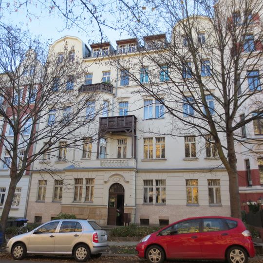 Mietshaus in geschlossener Bebauung mit Vorgarten Franz-Mehring-Straße 4