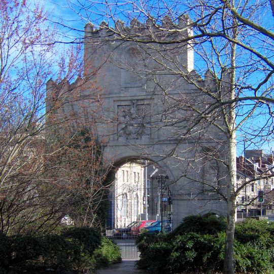 Arno's Court Triumphal Arch