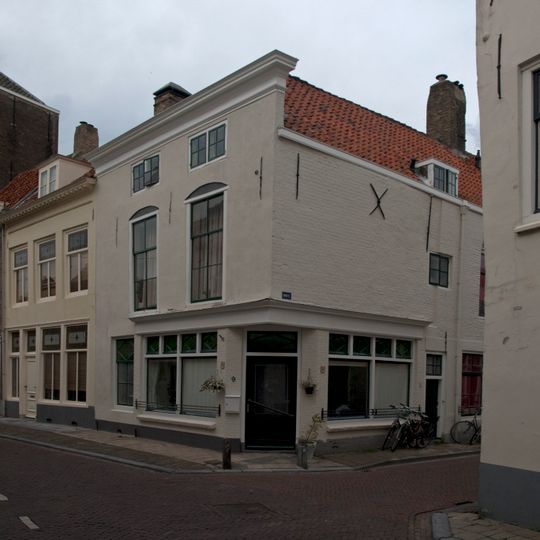 Huis met geverfde lijstgevel