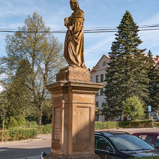 Socha svaté Ludmily u obecního úřadu ve Staré Pace