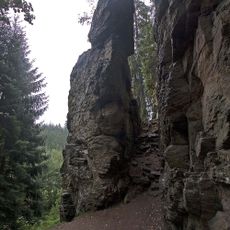 Rozštípená skála