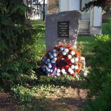 Pomník padlým v Jenštejně v parčíku před obecním úřadem