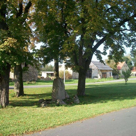 Památník u křižovatky ve Velké Chmelištné