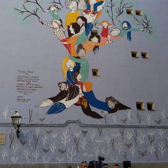 Mural homenaje a mujeres víctimas de violencia machista en la calle Humilladero, Madrid