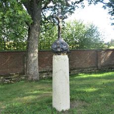 Sloup zastavení XII. na křížové cestě v parku kláštera v Teplé