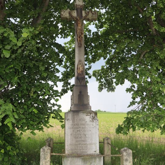 Kříž v poli u Radkovic u Budče