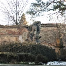 Socha Nanebevzetí Panny Marie za kostelem ve Zlonicích
