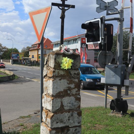Kříž u přejezdu v Čakovicích