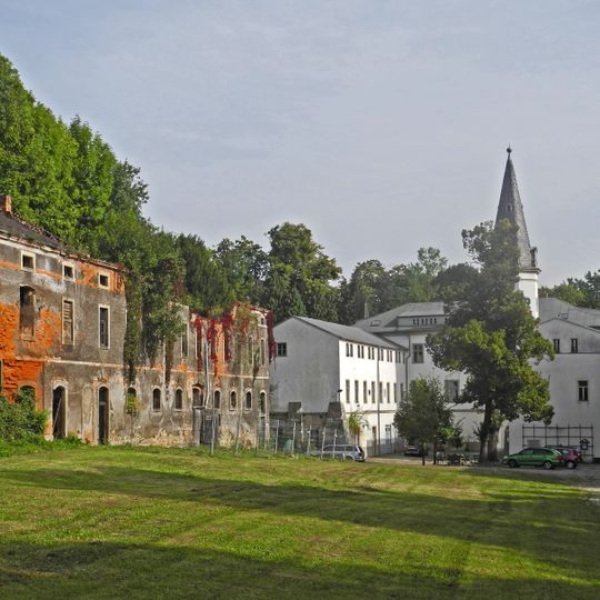Sachgesamtheit Schloss und Rittergut Nöthnitz b. Dresden, bestehend aus den Einzeldenkmalen: Schlossgebäude , vier Wirtschaftsgebäude