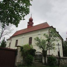 Kříž před kostelem Nalezení sv. Kříže ve Svatém Kříži