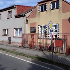 Pamětní deska genmjr. Jana Romana Irvinga v Úhercích