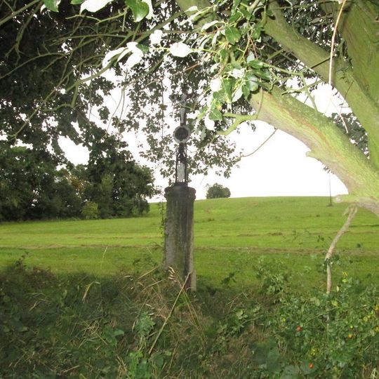 Kříž západně od Tlumačova nedaleko potoka