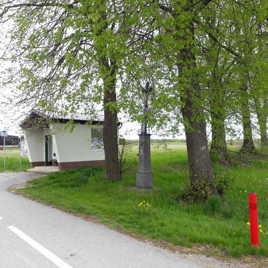 Kříž ve Velechvíně u křižovatky