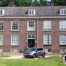 Pand met sobere inspringende lijstgevel