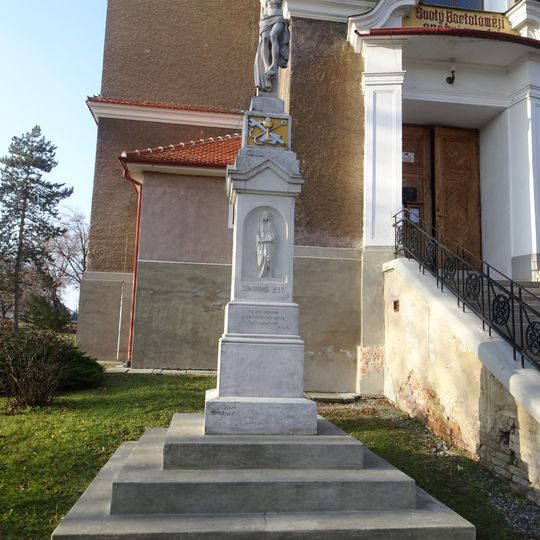 Kříž v Rohatci u kostela Svatého Bartoloměje
