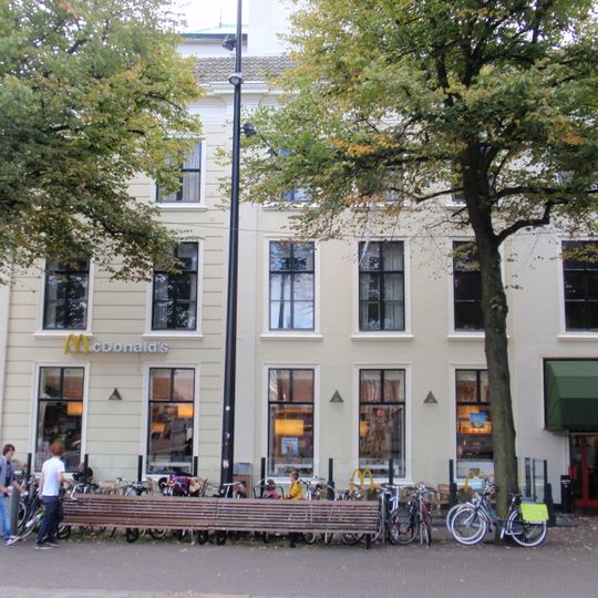 Pand met gepleisterde gevels en houten kroonlijst