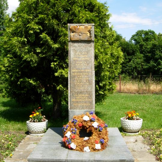 Pomník padlým v MČ Kbely, Praha, u železničního přejezdu silnice Kbely - Vinoř