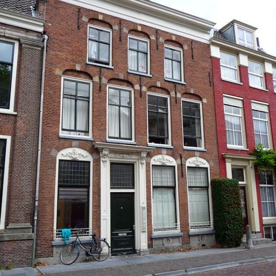 Pand met gevel met rechte kroonlijst, ronde bogen boven de ramen