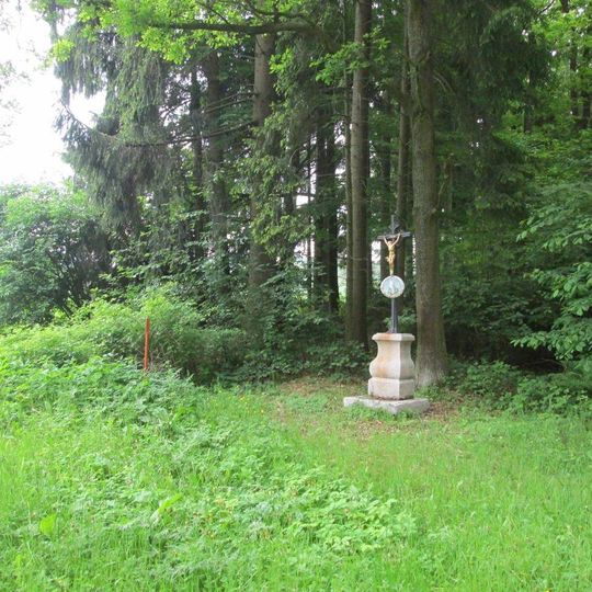 Kříž jižně od Roseče na okraji lesa