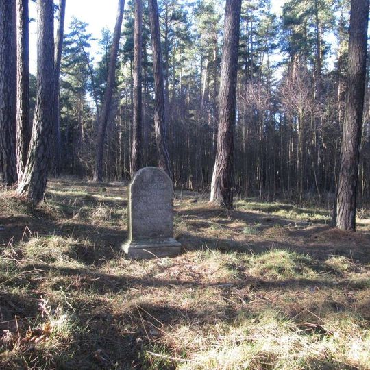 Pomník v lese východně od Chrášťovic