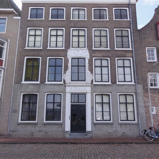 Rechthoekig pand van parterre met drie verdiepingen en schilddak