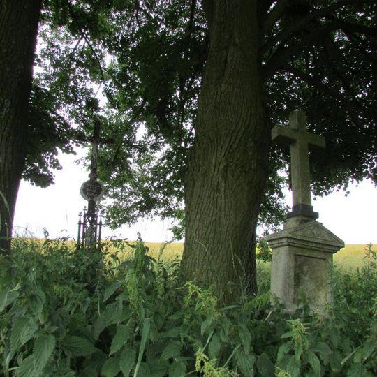 Kříž z litiny uprostřed polí mezí Žirovem a Machkovým Mlýnem