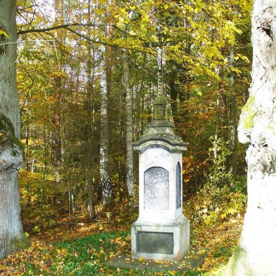 Kříž u lesní cesty v západní části Mařenic