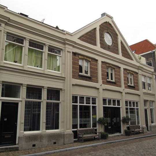 Bedrijfspand bevatte oorspronkelijk een kantoor, een pakhuis voor ijzer en een winkel annex toonkamer