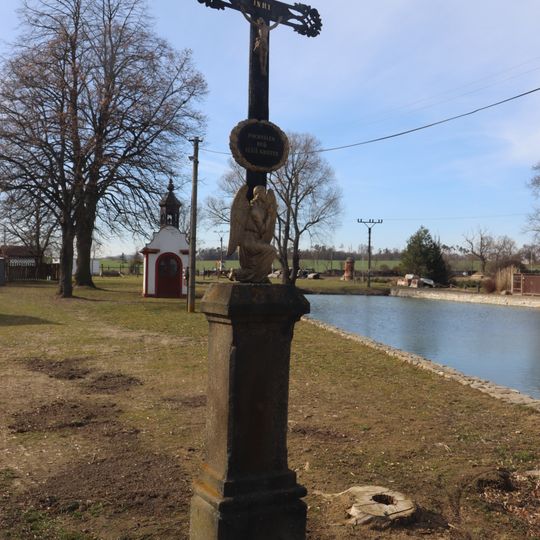 Kovový kříž na návsi v Blatnici