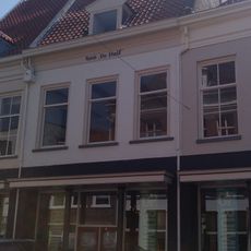 Pand met zadeldak tussen puntgevels