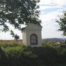 Kaplička u silnice severně od Tisku