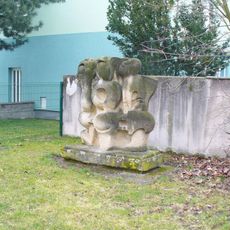 Kamenná plastika u domu Václavská 4185 v Chomutově