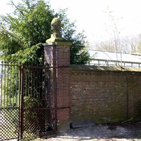 Ter Horst: tuinmuur met hekpijkers